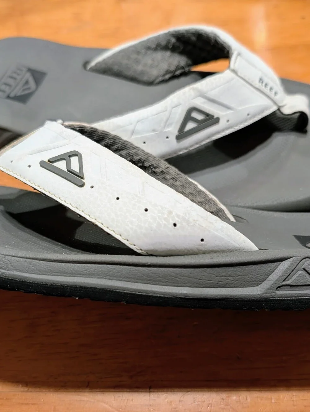 Reef Men’s Gray Footbed Flip Flops with White Straps Size 9